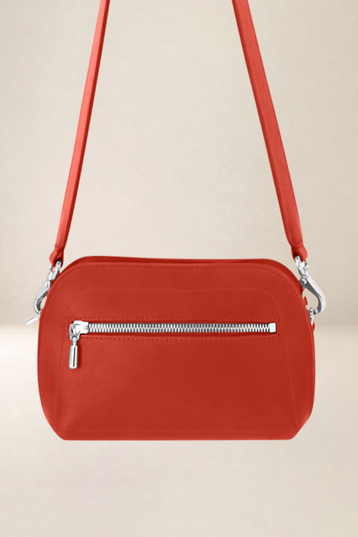 Mini sac en cuir pleine fleur ODYSSÉE coloris orange, vue de dos – Ateliers Fourès