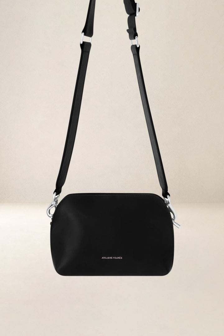 Mini sac en cuir pleine fleur ODYSSÉE coloris noir, vue d’ensemble – Ateliers Fourès