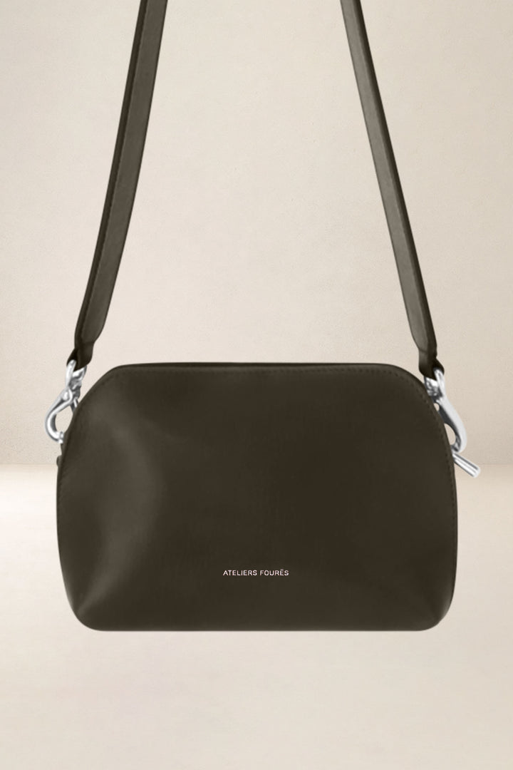 Mini sac en cuir pleine fleur ODYSSÉE coloris maquis, vue de face – Ateliers Fourès