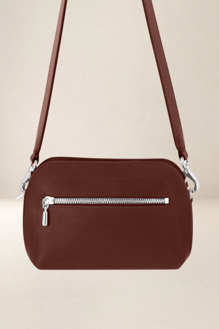 Mini sac en cuir pleine fleur ODYSSÉE coloris fauve, vue de dos – Ateliers Fourès