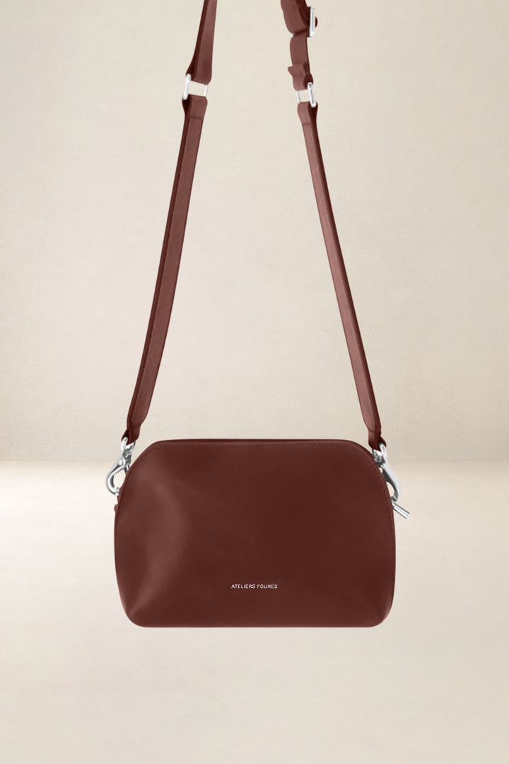 Mini sac en cuir pleine fleur ODYSSÉE coloris fauve, vue d’ensemble – Ateliers Fourès
