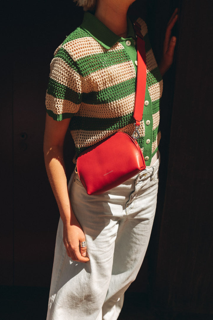 Mini sac en cuir pleine fleur ODYSSÉE coloris carmen, porté en bandoulière n°1 – Ateliers Fourès