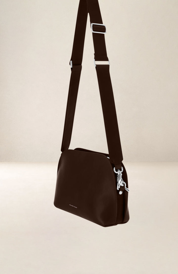 Sac bandoulière en cuir pleine fleur ODYSSÉE coloris cafe, vue de profil n°1 – Ateliers Fourès