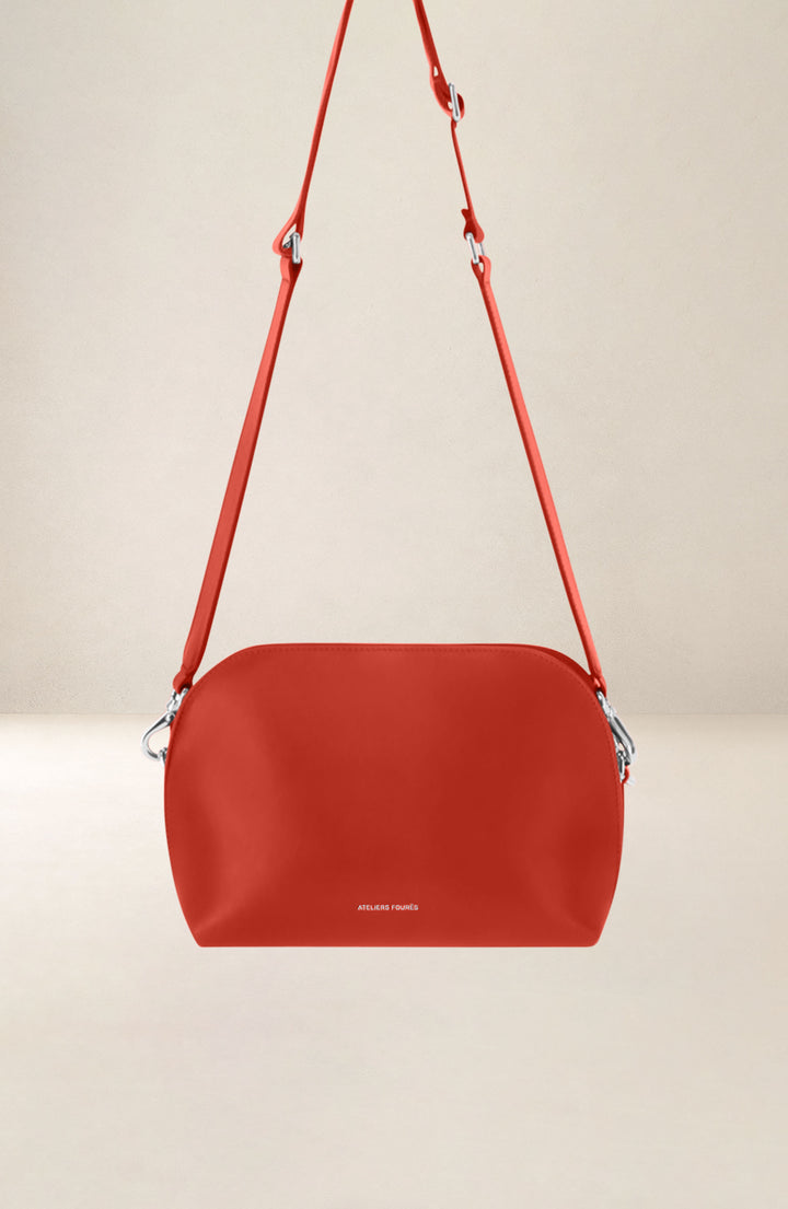 Sac bandoulière en cuir pleine fleur ODYSSÉE coloris orange, vue d’ensemble – Ateliers Fourès
