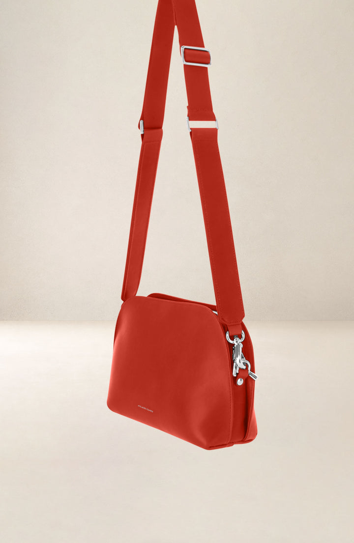 Sac bandoulière en cuir pleine fleur ODYSSÉE coloris orange, vue de profil n°1 – Ateliers Fourès