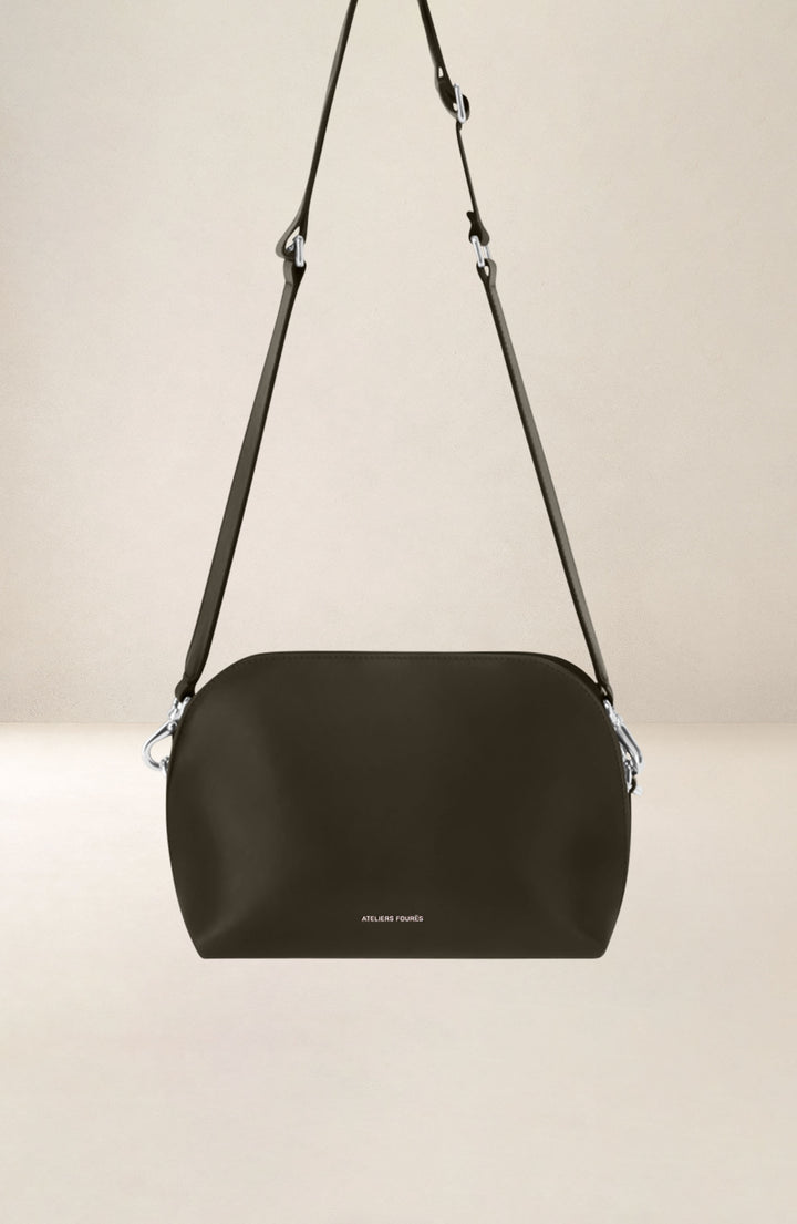 Sac bandoulière en cuir pleine fleur ODYSSÉE coloris maquis, vue d’ensemble – Ateliers Fourès