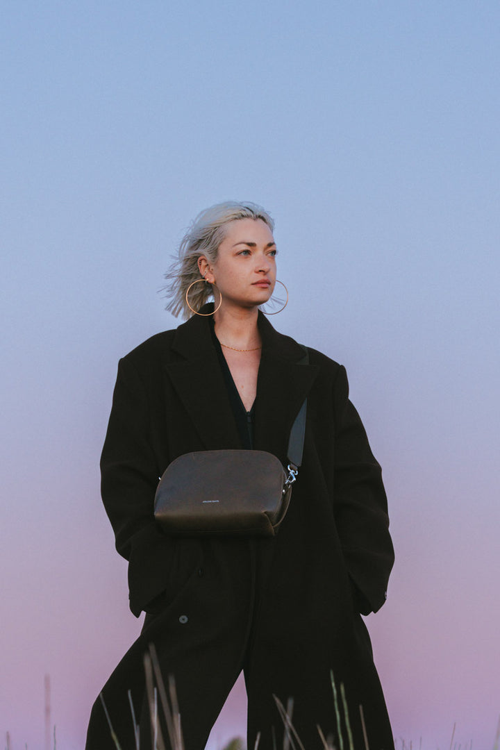 Sac bandoulière en cuir pleine fleur ODYSSÉE coloris maquis, porté n°1 – Ateliers Fourès