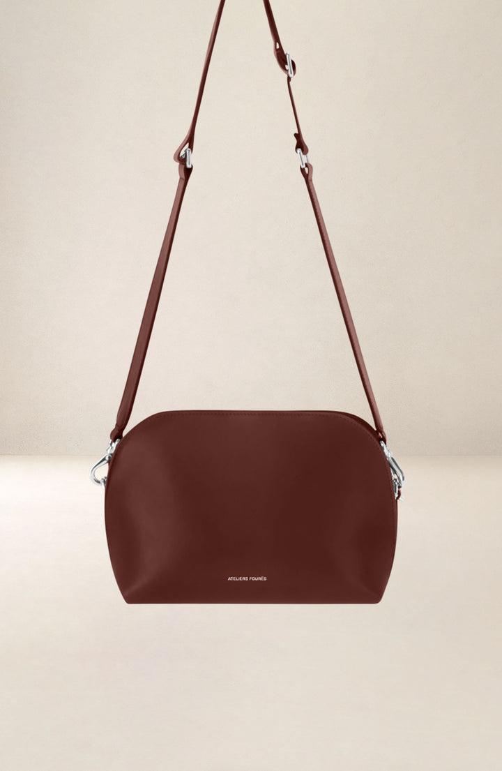 Sac bandoulière en cuir pleine fleur ODYSSÉE coloris fauve, vue d’ensemble – Ateliers Fourès