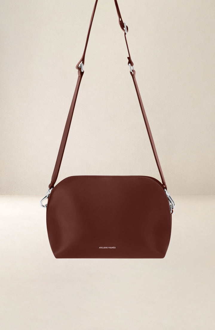 Sac bandoulière en cuir pleine fleur ODYSSÉE coloris fauve, vue de face – Ateliers Fourès