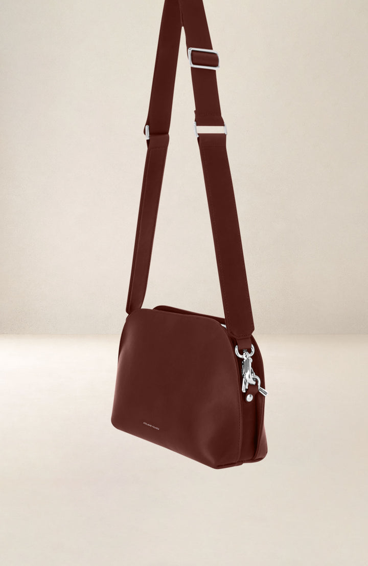 Sac bandoulière en cuir pleine fleur ODYSSÉE coloris fauve, vue de profil n°1 – Ateliers Fourès