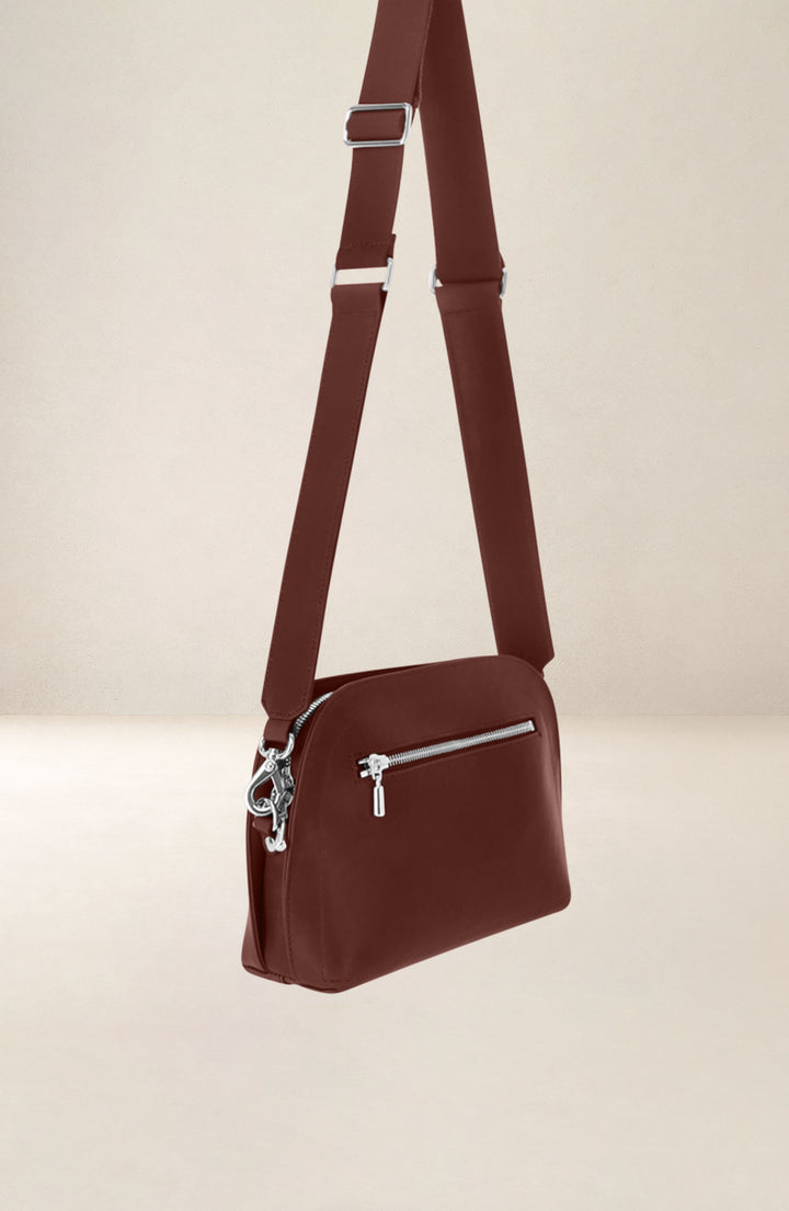 Sac bandoulière en cuir pleine fleur ODYSSÉE coloris fauve, vue de profil n°2 – Ateliers Fourès