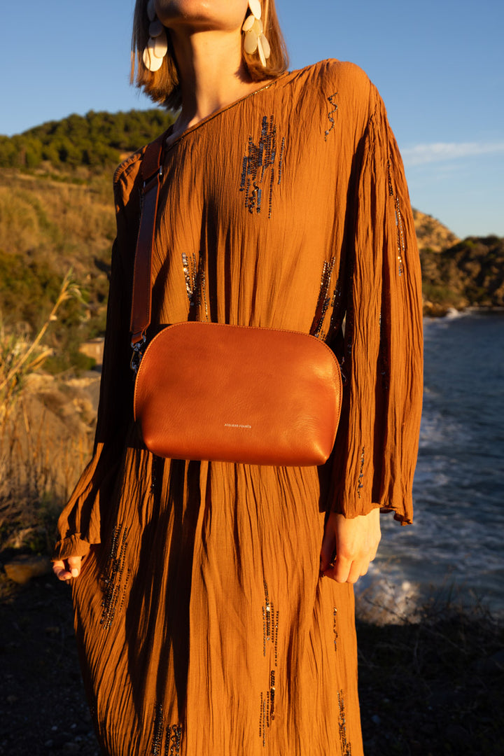 Sac bandoulière en cuir pleine fleur ODYSSÉE coloris fauve, porté n°2 – Ateliers Fourès