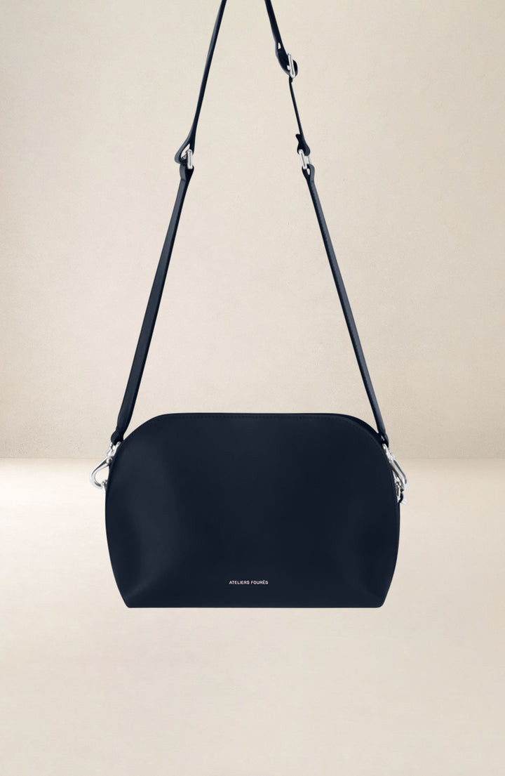 Sac bandoulière en cuir pleine fleur ODYSSÉE coloris cosmos, vue d’ensemble – Ateliers Fourès