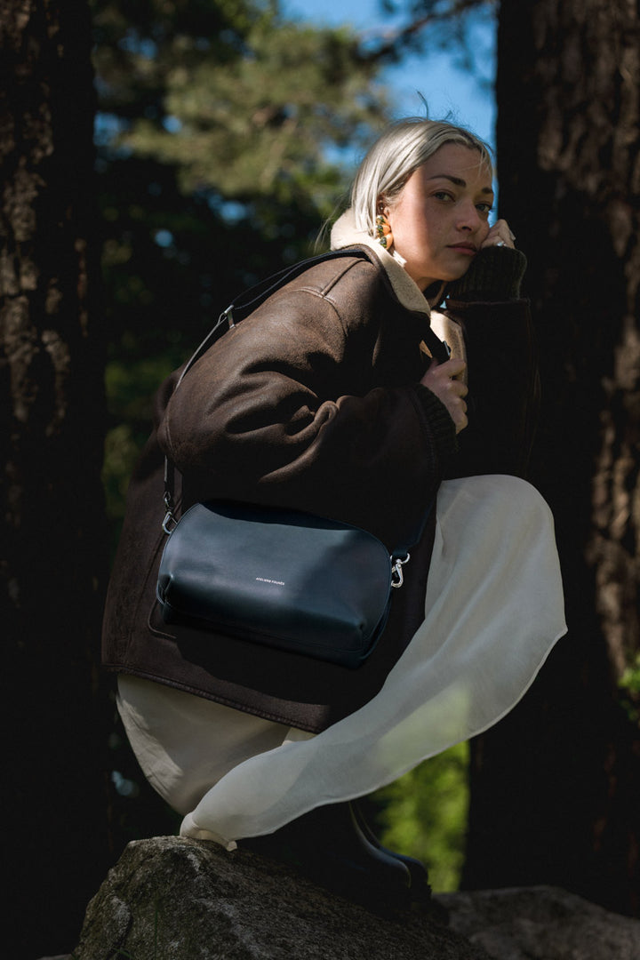 Sac bandoulière en cuir pleine fleur ODYSSÉE coloris cosmos, porté n°1 – Ateliers Fourès
