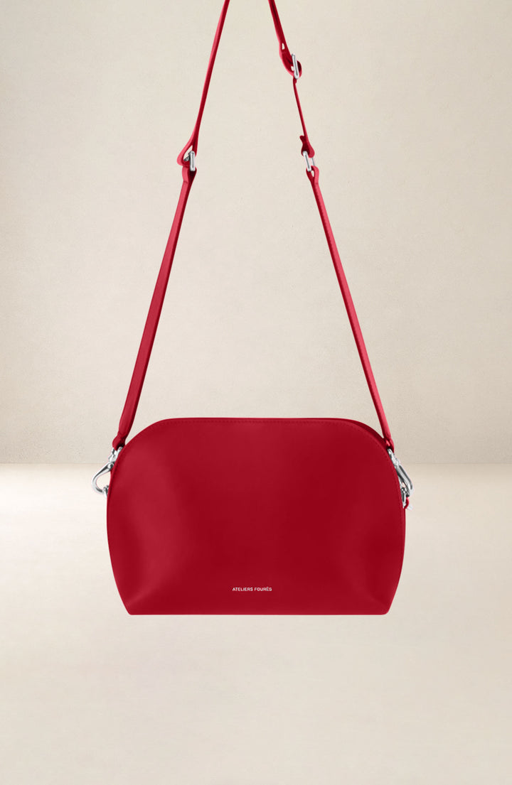 Sac bandoulière en cuir pleine fleur ODYSSÉE coloris carmen, vue d’ensemble – Ateliers Fourès