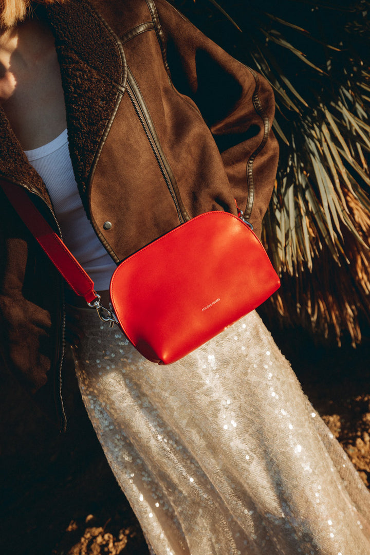 Sac bandoulière en cuir pleine fleur ODYSSÉE coloris carmen, porté n°1 – Ateliers Fourès