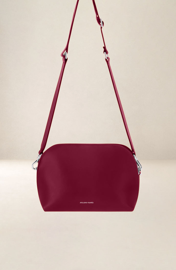 Sac bandoulière en cuir pleine fleur ODYSSÉE coloris pourpre, vue d’ensemble – Ateliers Fourès
