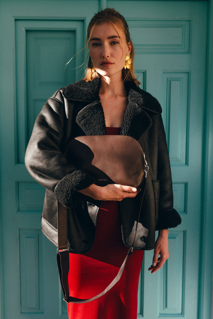 Sac bandoulière en cuir pleine fleur ODYSSÉE coloris cafe, porté n°1 – Ateliers Fourès