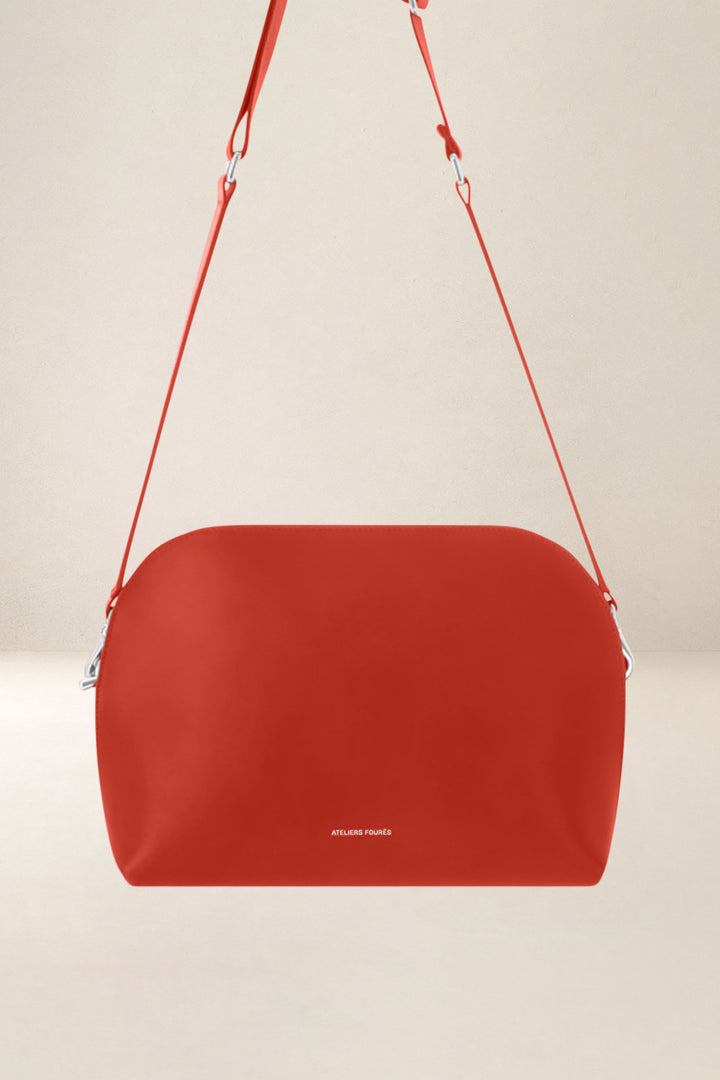 Sac bandoulière en cuir pleine fleur ODYSSÉE coloris orange, vue d’ensemble – Ateliers Fourès