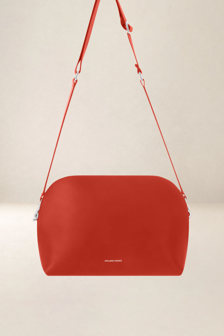Sac bandoulière en cuir pleine fleur ODYSSÉE coloris orange, vue de face – Ateliers Fourès