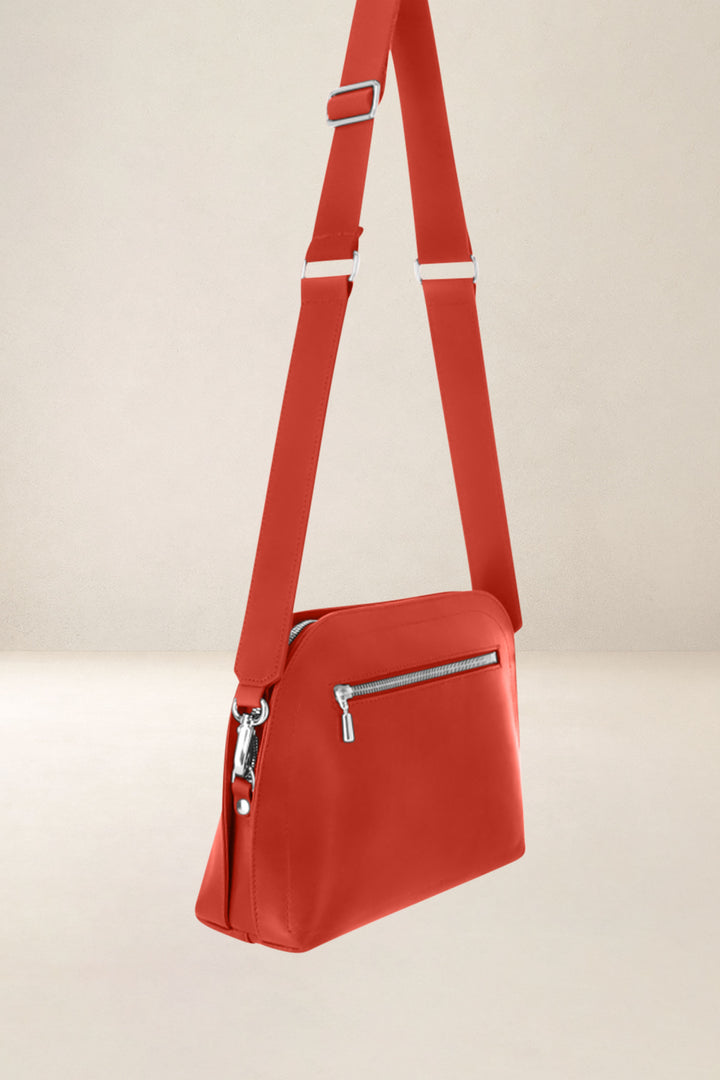 Sac bandoulière en cuir pleine fleur ODYSSÉE coloris orange, vue de profil n°2 – Ateliers Fourès