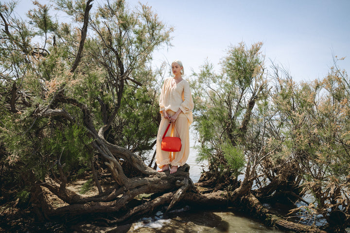 Sac bandoulière en cuir pleine fleur ODYSSÉE coloris orange, porté n°1 – Ateliers Fourès