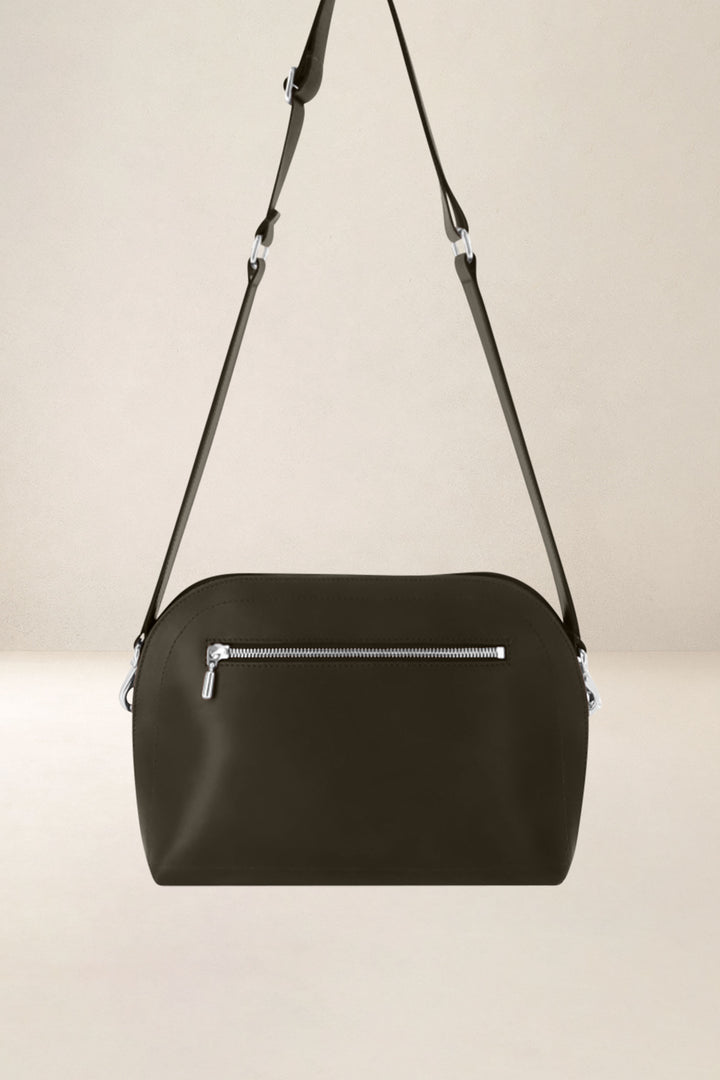 Sac bandoulière en cuir pleine fleur ODYSSÉE coloris maquis, vue de dos – Ateliers Fourès