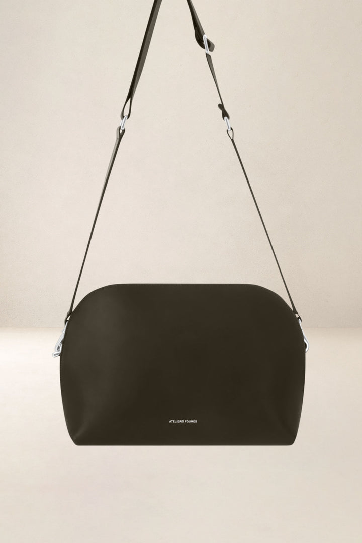 Sac bandoulière en cuir pleine fleur ODYSSÉE coloris maquis, vue de face – Ateliers Fourès