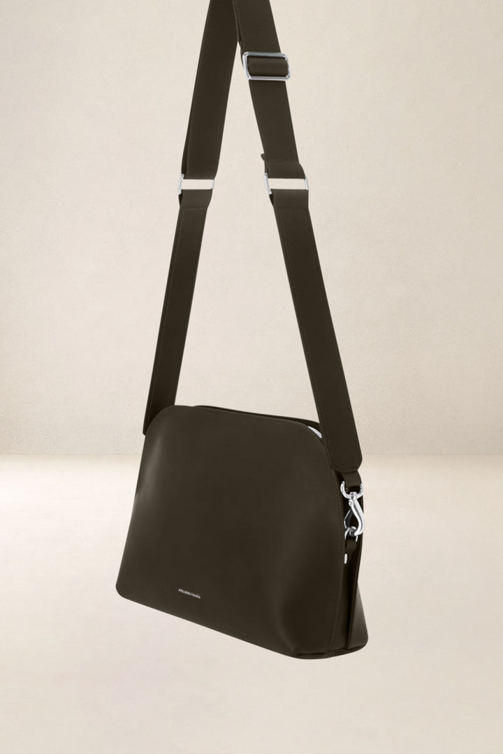Sac bandoulière en cuir pleine fleur ODYSSÉE coloris maquis, vue de profil n°1 – Ateliers Fourès