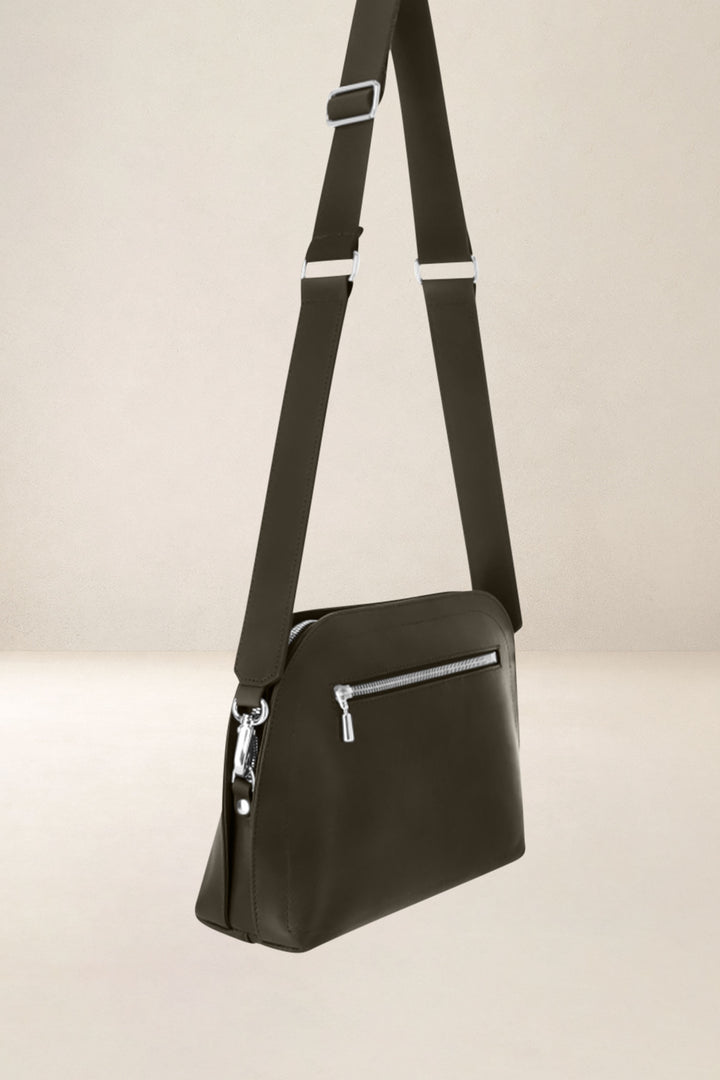 Sac bandoulière en cuir pleine fleur ODYSSÉE coloris maquis, vue de profil n°2 – Ateliers Fourès