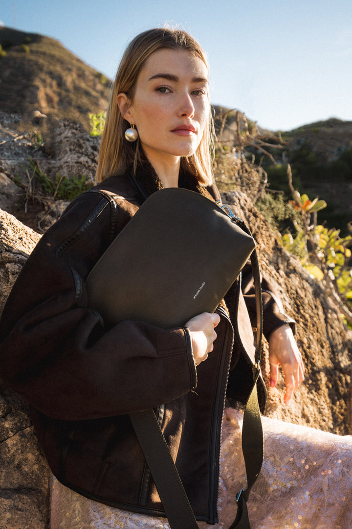 Sac bandoulière en cuir pleine fleur ODYSSÉE coloris maquis, porté n°2 – Ateliers Fourès