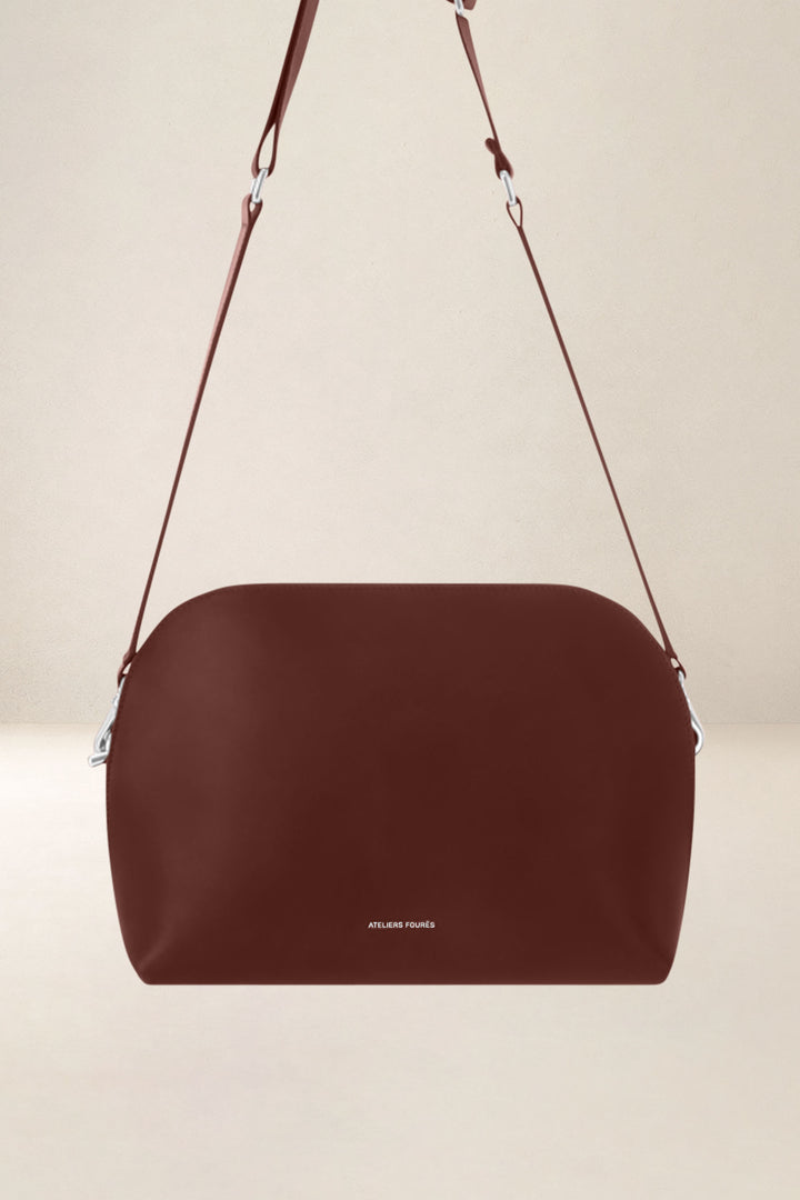 Sac bandoulière en cuir pleine fleur ODYSSÉE coloris fauve, vue d’ensemble – Ateliers Fourès