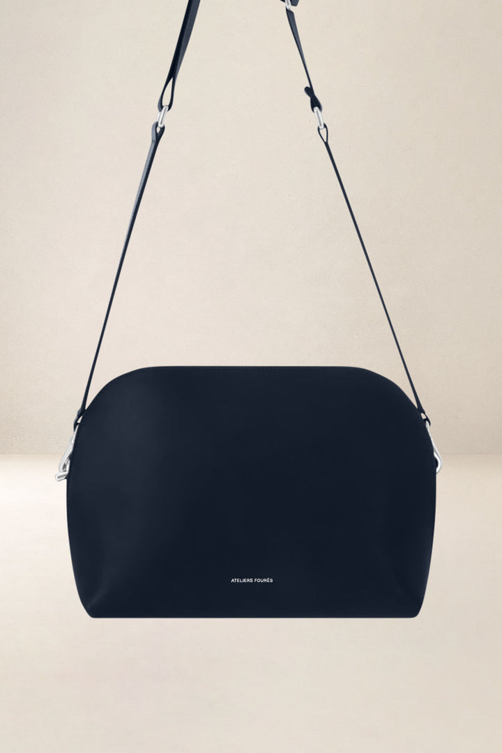 Sac bandoulière en cuir pleine fleur ODYSSÉE coloris cosmos, vue d’ensemble – Ateliers Fourès