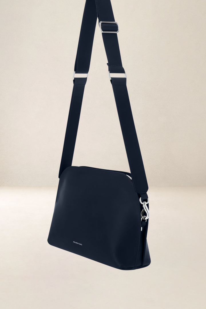 Sac bandoulière en cuir pleine fleur ODYSSÉE coloris cosmos, vue de profil n°1 – Ateliers Fourès