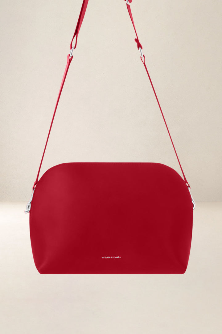 Sac bandoulière en cuir pleine fleur ODYSSÉE coloris carmen, vue d’ensemble – Ateliers Fourès