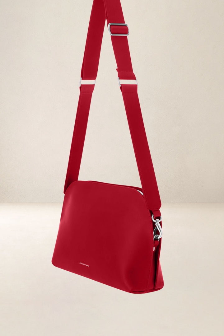 Sac bandoulière en cuir pleine fleur ODYSSÉE coloris carmen, vue de profil n°1 – Ateliers Fourès