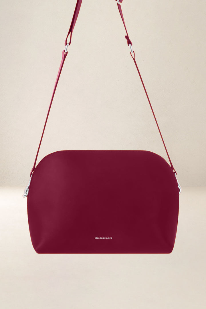 Sac bandoulière en cuir pleine fleur ODYSSÉE coloris pourpre, vue d’ensemble – Ateliers Fourès