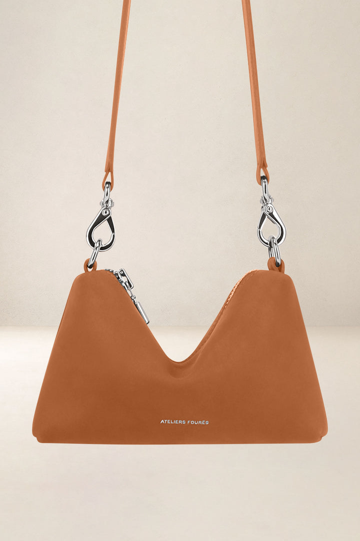 Mini sac en cuir pleine fleur ILIADE coloris lionne, vue de face – Ateliers Fourès