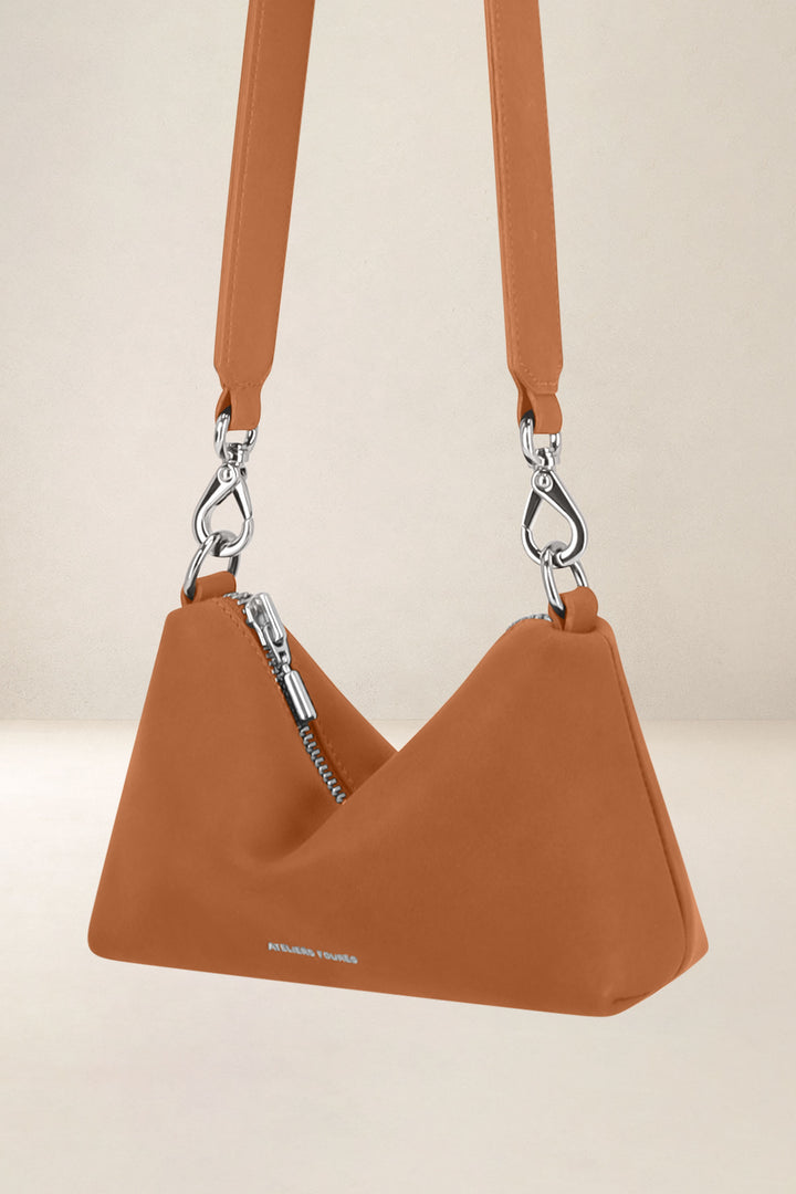Mini sac en cuir pleine fleur ILIADE coloris lionne, vue de profil – Ateliers Fourès