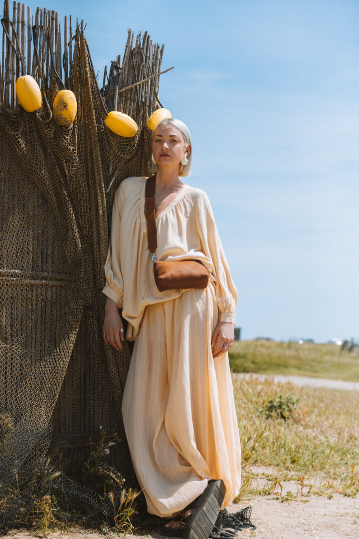 Mini sac en cuir pleine fleur ILIADE coloris fauve, porté en bandoulière n°1 – Ateliers Fourès