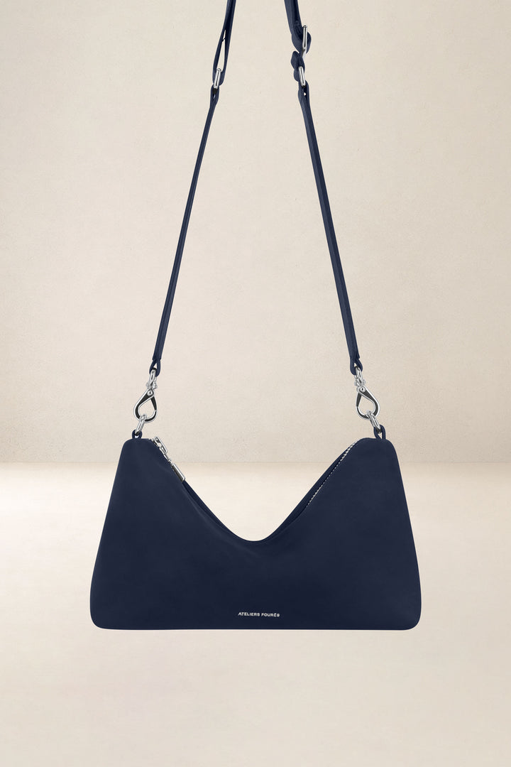 Sac bandoulière en cuir pleine fleur ILIADE coloris minuit, vue d’ensemble – Ateliers Fourès