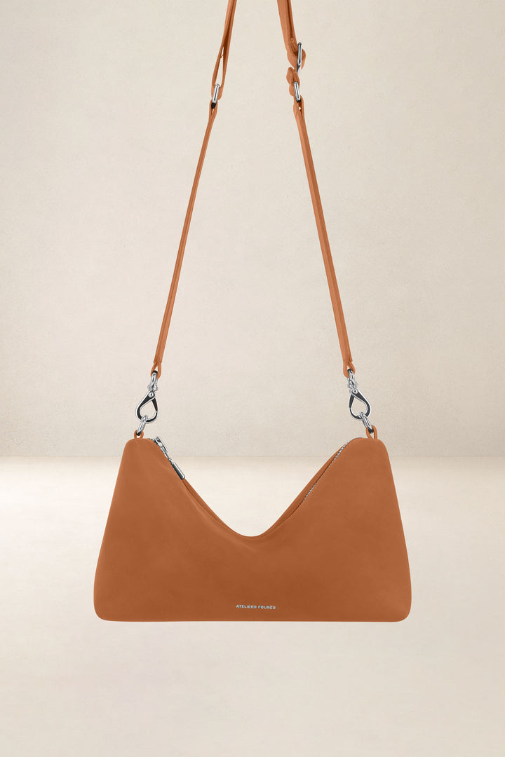 Sac bandoulière en cuir pleine fleur ILIADE coloris lionne, vue de face – Ateliers Fourès