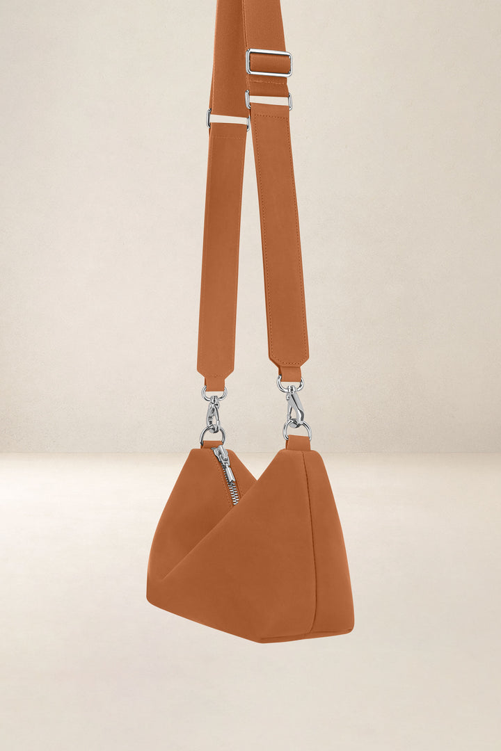 Sac bandoulière en cuir pleine fleur ILIADE coloris lionne, vue de profil n°2 – Ateliers Fourès