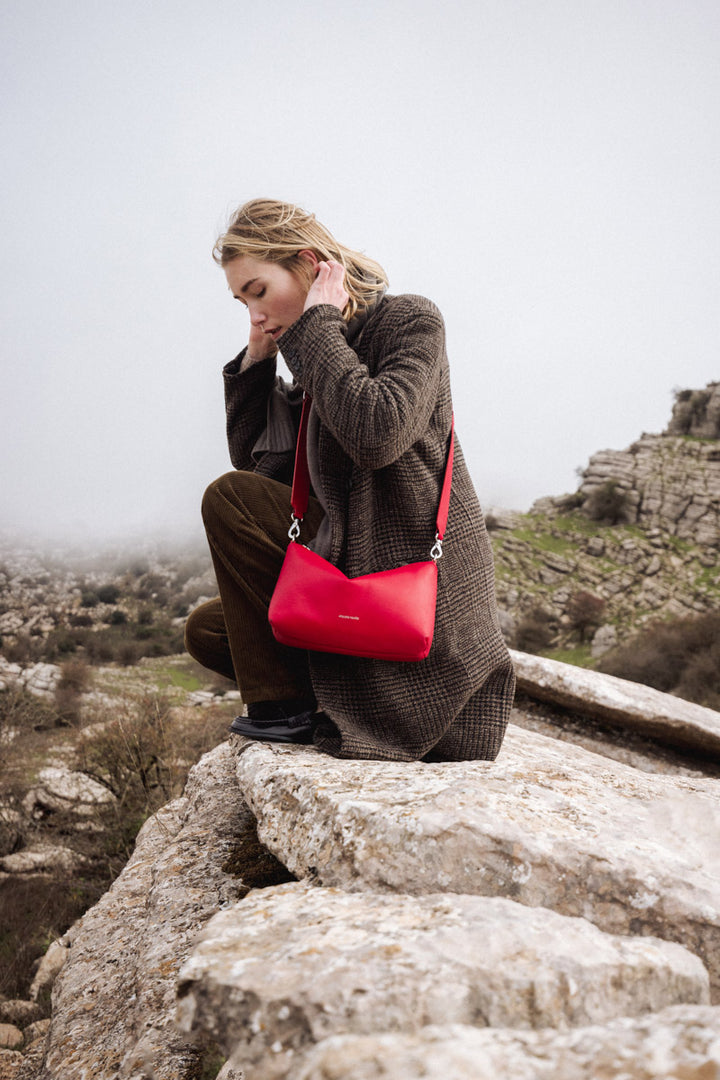 Sac bandoulière en cuir pleine fleur ILIADE coloris amour, porté n°1 – Ateliers Fourès