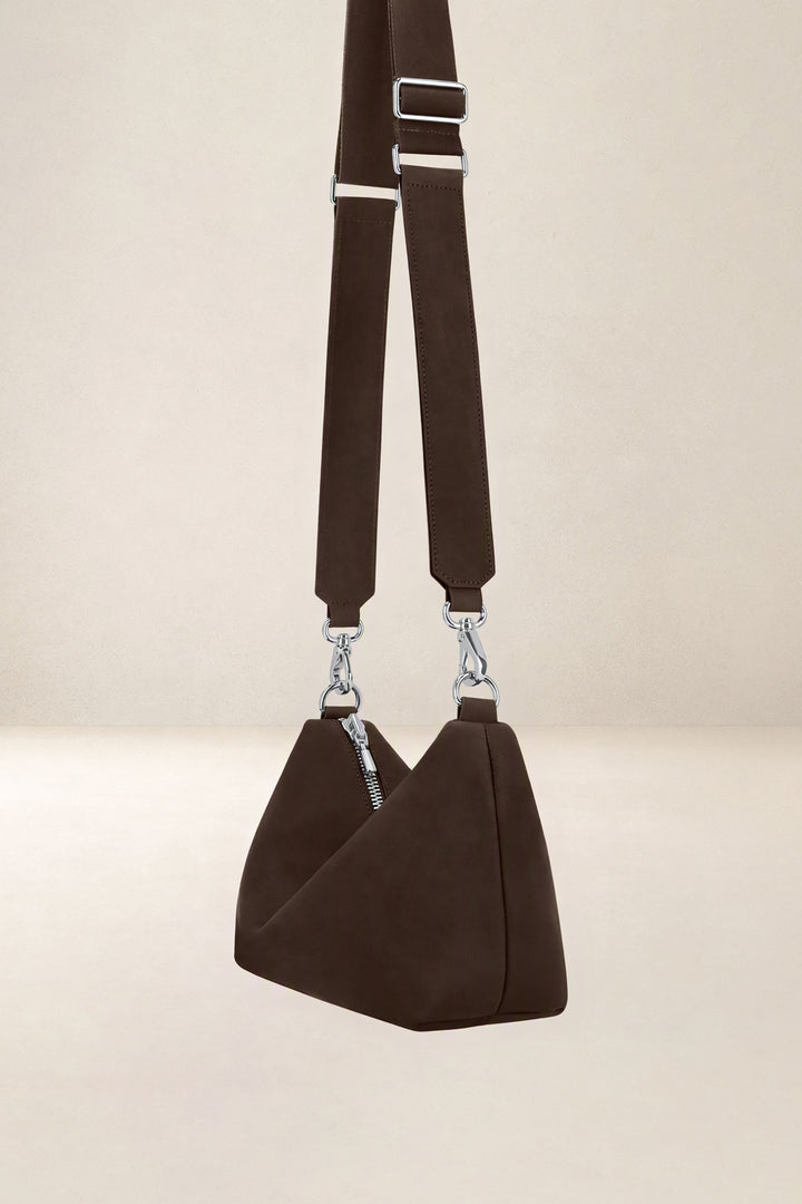 Sac bandoulière en cuir pleine fleur ILIADE coloris chocolat, vue de profil n°2 – Ateliers Fourès