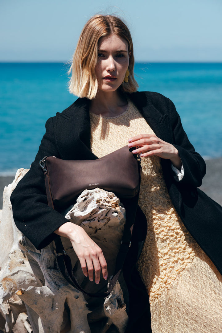 Sac bandoulière en cuir pleine fleur ILIADE coloris chocolat, porté n°1 – Ateliers Fourès