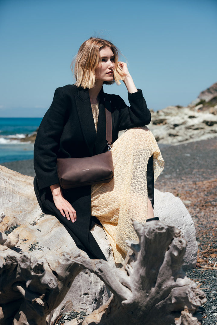 Sac bandoulière en cuir pleine fleur ILIADE coloris chocolat, porté n°3 – Ateliers Fourès