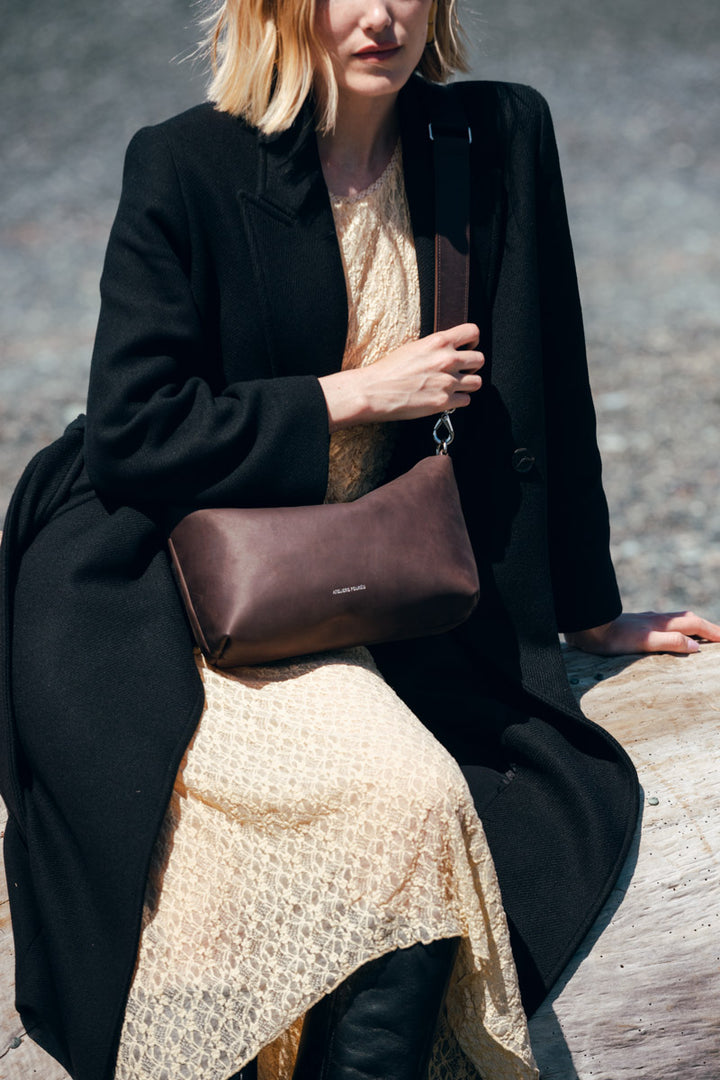 Sac bandoulière en cuir pleine fleur ILIADE coloris chocolat, porté n°5 – Ateliers Fourès