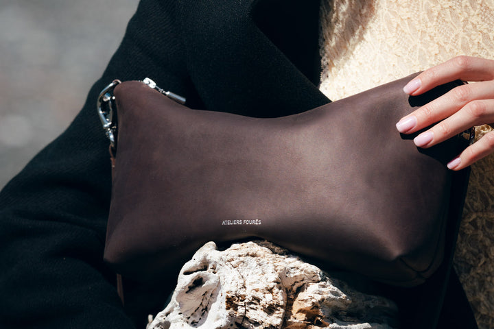 Sac bandoulière en cuir pleine fleur ILIADE coloris chocolat, porté n°1 – Ateliers Fourès