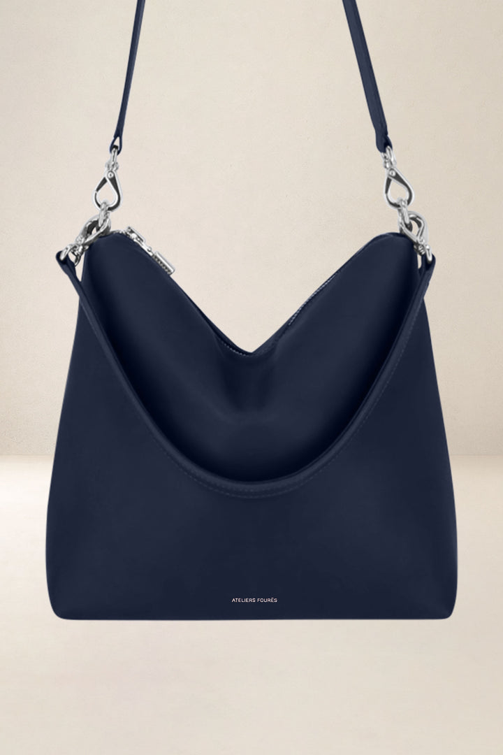 Sac bandoulière en cuir pleine fleur ILIADE coloris minuit, vue d’ensemble – Ateliers Fourès